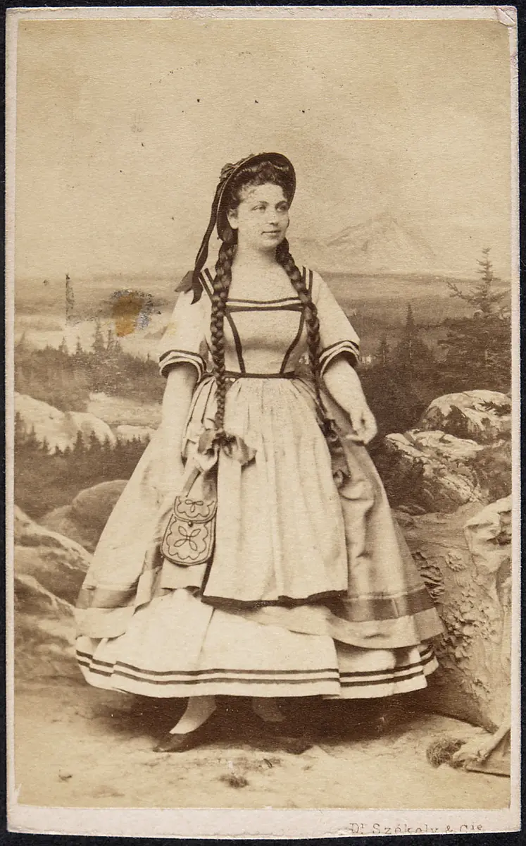 Anna Kratz, Verweis auf Stücktitel: Wildfeuer